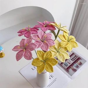 Fiori decorativi Uncinetto Bouquet di gigli piccoli Regali lavorati a mano artificiali per la decorazione della tavola della stanza di casa Forniture per la disposizione dei fiori