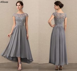 Chiffon grigio argento A Line Abiti corti per la madre della sposa Abiti eleganti da donna con applicazioni di pizzo Abiti da festa per ospiti di nozze Lunghezza tè Maniche corte Mini abito formale CL2359