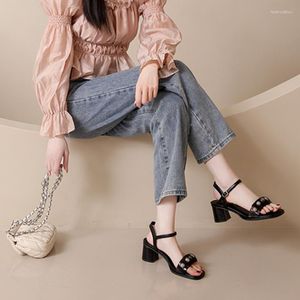 Sandały 2023 Letnie francuskie kobiety na jedną linię Pasek Mid-Heel Chunky Heel Woman Fashion High Buty