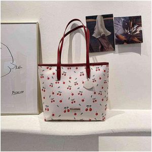 Andra väskor Summer Cute Cherry Mönster Handväska Designer Pu Leather Shoder Bag stor kapacitet Shop Tote Fashion Ol Commuter Drop Deliv Dhpxz