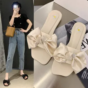 Liten Daisy Bow Outside Wear Slippers Female Summer New Fashion Beach Shoes Soft Soled Studenter Gravida kvinnor Platta tofflor