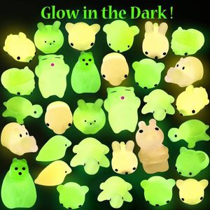 Светодиодная рейв -игрушка 10pcs случайные светящиеся шлюхи Игрушки Mini Kawaii Glow в темном животном сжатие.