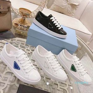 Toppkvalitet Casual Shoes New Autumn and Winter Men's Sports Board med Triangle Mark Round Head Soe Up Low Top Breattable