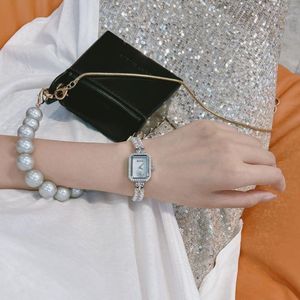 Armbandsur pärla armband kvinnors titta på ljus lyx mode vackert temperament ädel kvarts utsmyckad