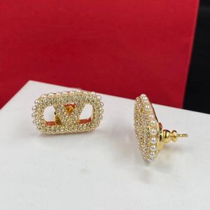 Örhängen designer för kvinnor stud hjärta form pärla kristall guld dubbel v brev sier smycken klassiker 2024