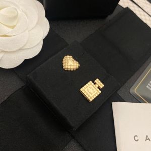 Novos brincos de garrafa de perfume banhados a ouro 18K Brincos de logotipo de coração feminino de luxo Joias de amor clássicas Brincos de cópia de designers de viagens de verão de alta qualidade Atacado