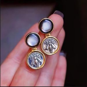 Medeltida örhängen Kvinnor Franska Vintage Shell Bee Earrings Luxury Ear Studs E377