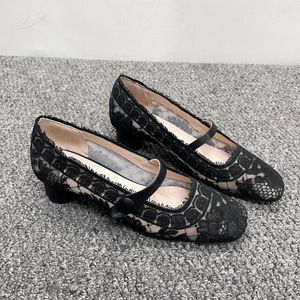 Sukienka buty Mary Jane Women Rozmiar 35-41 Spring Autumn Est koronkowe pompki siatki haftowe masywne obcasy projektant pustych zapatillas