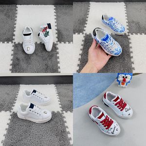 Högkvalitativ märkesdesigner Skateboard Kids Print Calf Leather Toddler Boys and Girls Graffiti Sneakers Portofino Outdoor Small White Shoes