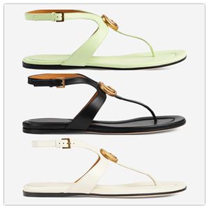 Flip-Flops und Hausschuhe Frauen tragen im Sommer Anti-Rutsch-Schienen und Flip-Flops als Strandschuhe.