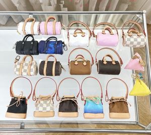 خطاب العلامة التجارية الفاخرة للجنسين محفظة Womens Mens Mini Paly Palow Bag Mini Bucket Bag Zipper Coin Pounds Keyring Designer Facs Totes Charms Charms Charms