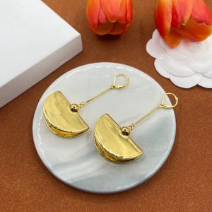 Brincos pendentes femininos de design longo em forma de leque com pingente de latão com acabamento em ouro