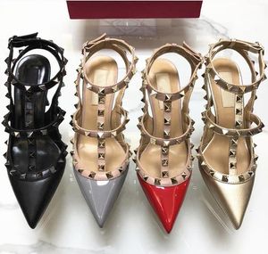 Luxury V-märke nitar Sandaler höga klackar spetsiga kvinnors sommar glänsande bröllopskor svart naken guld rött patent läder 6 cm 8 cm 10 cm sandal med dammväska 34-44