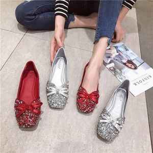 Crystal Sequined Womens Shoes Spring 2023 Ny fyrkantig plus storlek kvinnor skor joker platt skor mjuka botten röda bröllopskor.