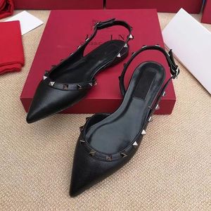 Sandálias de salto baixo de luxo rebites bico fino verão feminino sapatos de casamento preto branco nu fosco sandália plana de luxo V marca com saco de pó vermelho 35-44