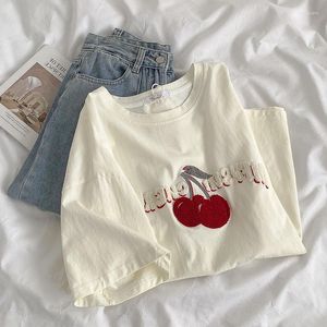 女性用Tシャツ韓国スタイルのチェリーレターフィルック刺繍Tシャツの女性シックショートドロップスリーブトップ