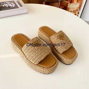 Kobieta czarna naturalna tkanina płaskie sandały tkane platforma Mule Flip Flops Fashion Masowe dolne zjeżdżalnia Summer Summer Beach Guma Sole Qiuti17