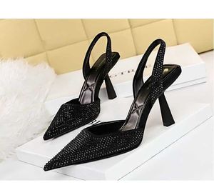 Sandały Spring Nowe buty Womans Diamond Spiczasty palca z obcasami Czarne kobiety muły 230417