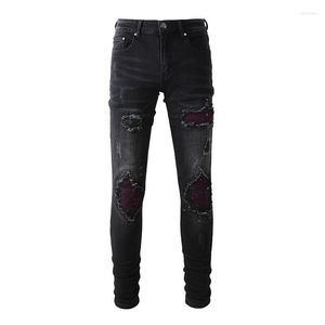 Jeans da uomo 1302 Moda Streetwear Uomo Nero Casual Distress Viola Lint Patchwork Pantaloni in denim strappati sottili per uomo