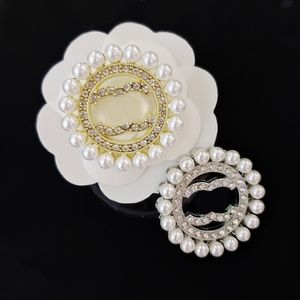 Klassiker Frankrike Lyxmärke Designer Broscher Pins för kvinnor Diamantpräglat stämpelmärke Designer Present Flip Collar Pins Unisex mångsidiga Pins Vintage With box