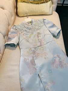 2023 Summer Blue Floral Print Paneled Lace Cheongsam Dress 1/2 Half Sleeve Stand Collar Buttons Kne-Lengen Casual Dresses Y3L04