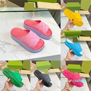 Designerplattform tofflor Kvinnor Sandaler gummibilder Mid hälen präglad Slipper Designer Mules Tjock Sole Flats Summer Beach Flip Flops