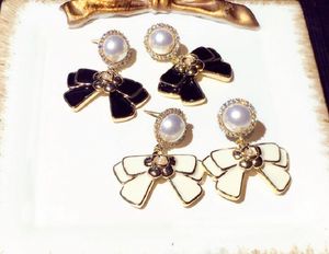 Новые модные модные роскошные дизайнер Diamond Pearl Bow Swite милые подвесные серьги для женщин -девушек с стерлингом Silver Post Потрясающие шикарные подарки ювелирных изделий