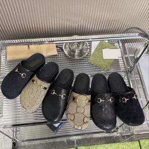 Senaste designer Sandal Slides Top Quality Sandals for Women Classic Button Man Slipper Summer Sexig Metal Button Outdoor Beach äkta läderspänneplattformskor