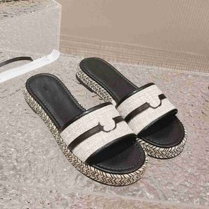 Sandali firmati Pantofole con plateau in pelle da donna Slide Classic Summer