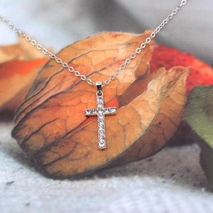 Hänge halsband Fashion Crystal Jesus Cross Halsbandsmycken för män/kvinnor grossistkedjor M7