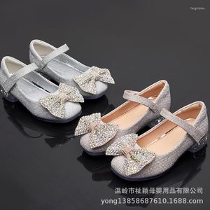 Płaskie buty 2023 Księżniczka dla dzieci na wysokim obcasie dla małych dziewcząt Butter Glitter Dress Dzieci 3 5 6 7 8 9 10 11 12 lat