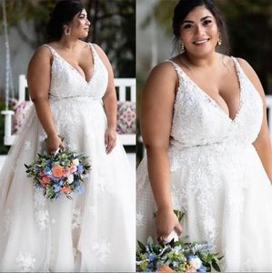 2023 Plus Size Abiti da sposa Abito da sposa Applique in pizzo Profondo scollo a V Cinghie senza maniche Sweep Train Custom Made Punteggiato Tulle Beach vestidos de novia