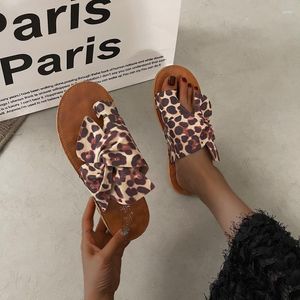 Pantofole 2023 Summer Women's Leopard Print Fashion Bow Sandali aperti con punta tonda Casual Sexy Slip On Beach Flat Women Shoes