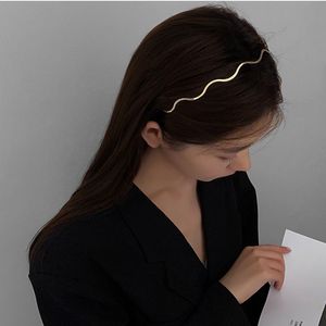 Huvudbonadstillbehör Enkla guld Rippel Metal Hårband Eleganta vågpannband Fashion Women Crown Head Hoop Styling 230605