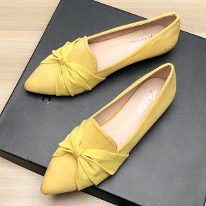 Kvinnor Flats gula svarta skor 33 34 45 46 Pointed Toe Flock Leather Simple Concise Slipons Flat Heel Shoes For Ladies Moccasins