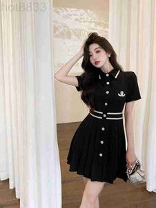 Abiti casual di base Designer Fashion Dress 2023 New Polo Collar Contrast Waist Fold Show Thin Short Skirt 25KS