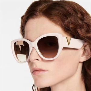 22SS Icon Cat Eye Solglasögon för kvinnor Designer Luxury Mens Eyewear Moderna glasögon Oval Frame Woman Retro V Sun Glasses Gold Letter Ben