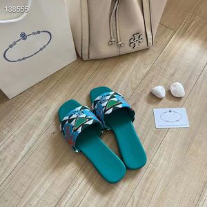 Mode kvinnliga sandaler triangelvävning tofflor hotell roliga lägenheter skjutreglage Italien Delikat gummiläder Enkla bilder Designer Summer Banket Slipper Box EU 35-42