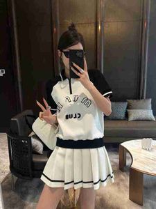 Two Piece Dress Designer Netizen 2023 Spring/Summer Women's Polo Collar Contrast Embroidery Letter Zipper Pleated Set Top Skirt KHU6