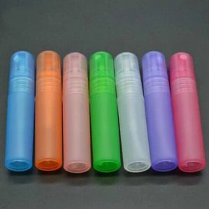 Mischen Sie Farben 100 Stück / Los 5 ml Mehrfarbige Transluzenz-Kunststoff-Zerstäuberflasche Reise-Make-up-Parfüm-Spray Nachfüllbare Flasche
