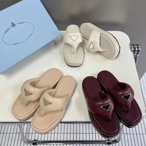 Designer sandália feminina chinelo macio acolchoado nappa couro tanga sandálias de cunha sapatos planos slide flip flops verão senhoras