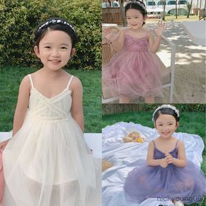 Flickans klänningar sommarflickor klänning stil ren färg coola hängslen mesh garn fairy prinsessa baby barn kläder barnkläder R230607