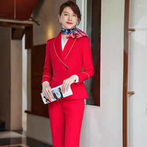 Kvinnors tvåbitar byxor Izicfly -stil koreansk röd blazer sätter flygbolagets stewardess kläder faller kläder kvinnor pantdräkt mottagnings uniform för