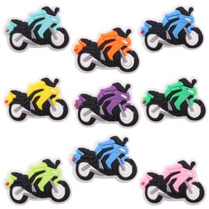 Moq 20pcs pvc karikatür renkli motosiklet ayakkabı dekorasyon cazibe tokası aksesuarları tıkanıklık pimleri düğmeler için süslemeler bantlar için dekorasyonlar çocuk hediyesi