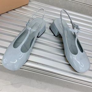 Chanelness Tasarımcı Sandalet Topuklu Slingback Pompalar Elbise Ayakkabı Patent Deri Tap Mary Jane Slingbacks Blok Topuk İnci Toka Pompası Sandles Kadınlar için Beyaz Pembe