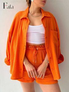 Kvinnors tvådelade byxor överdimensionerade skjorta shorts två stycken set kvinnor fjäder bomullstoppar med lösa höga midjeshorts kostym 2023 mode streetwear outfits j230607