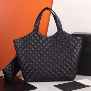 Die neu eingeführte Designer-Tasche verfügt über ein diamantkariertes Schaffell für Männer und Frauen in schwarz-goldenen Designer-Taschen