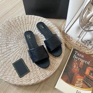 Großhandel Paris Männer Frauen Sommer Sandale C Schuhe Luxus Designer Flip Flops Marken Brief Echtes Leder Strand Flache Casual Hausschuhe Kanal Slide Kamelie