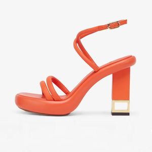 Современные кожаные сандалии оранжевого напа с золотистыми металлическими каблуками квадратные пальцы ног кусочка на каблуках прямоугольные сандалии платформу для лодыжки дизайнерские туфли с коробкой с коробкой