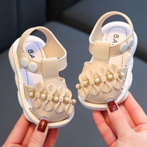 Sandaler sommar spädbarn sandaler baby flickor anti-kollision småbarnskor mjuk botten äkta läder barn barn strand sandaler 230606